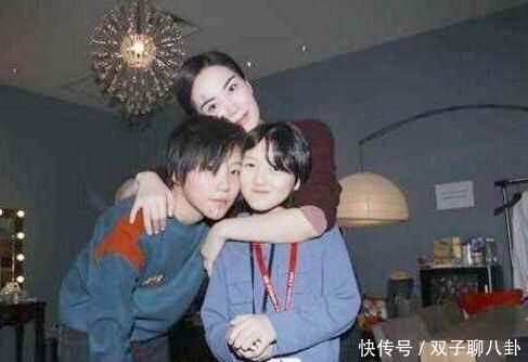 王菲現身朋友聚會，一個細節讓人猜測她根本就沒想為謝霆鋒生孩子！