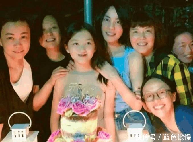 王菲給李嫣慶生照片流出，王菲親吻李嫣母愛滿滿，母女同款項煉亮了！
