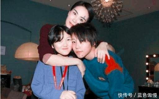 王菲給李嫣慶生照片流出，王菲親吻李嫣母愛滿滿，母女同款項煉亮了！