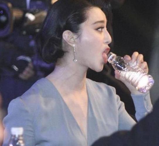 女星喝水防掉口紅，范冰冰伸舌頭喝，熱巴超淑女，趙麗穎最聰明！！  