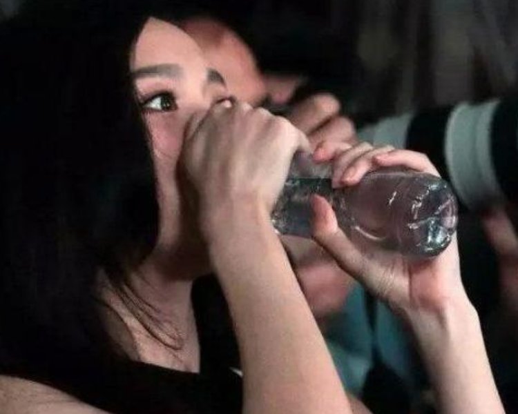 女星喝水防掉口紅，范冰冰伸舌頭喝，熱巴超淑女，趙麗穎最聰明！！  