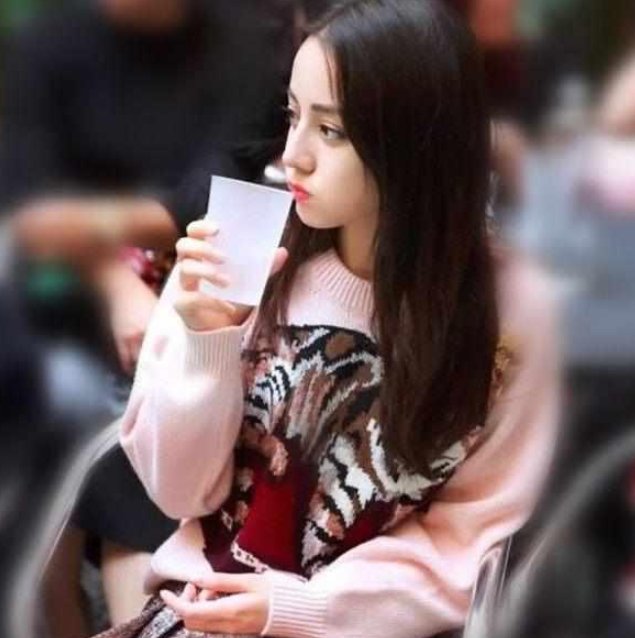 女星喝水防掉口紅，范冰冰伸舌頭喝，熱巴超淑女，趙麗穎最聰明！！  