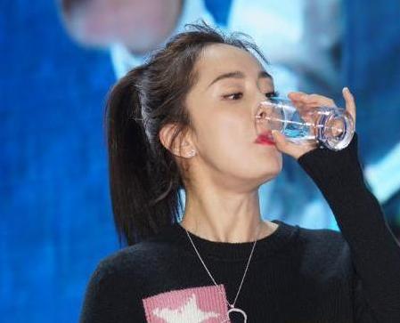 女星喝水防掉口紅，范冰冰伸舌頭喝，熱巴超淑女，趙麗穎最聰明！！  