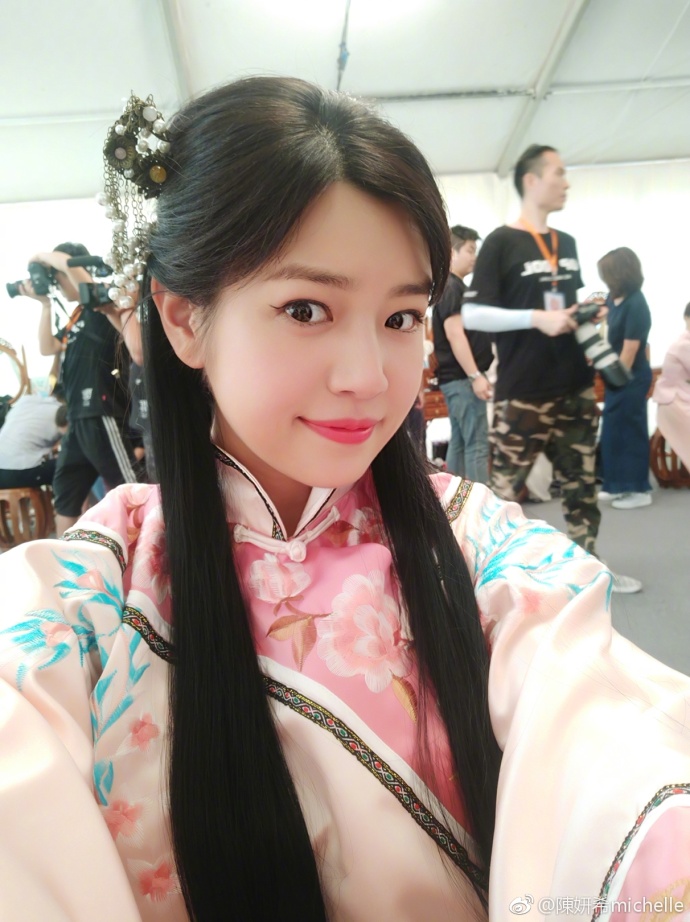 新手媽媽陳妍希從「小籠包」逆襲轉變，新打扮「古典美人」美得讓人看傻眼！粉絲：我的女神回來了！ 