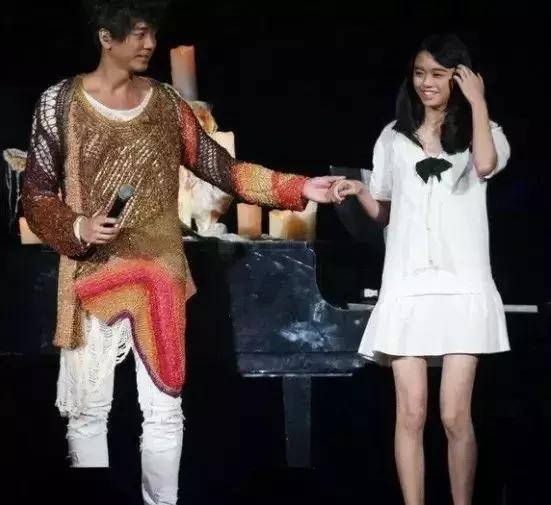 顏值確實是「星二代」里算很高的了！信樂團前主唱阿信女兒畢業，網友：顏值高，和父親宛如「情侶」！