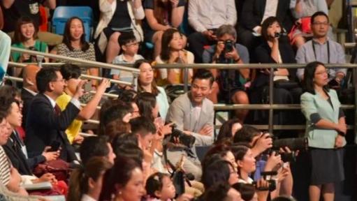 57歲劉德華和相識36年愛妻貼面同台，畢業禮秒變演唱會 