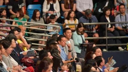 57歲劉德華和相識36年愛妻貼面同台，畢業禮秒變演唱會 
