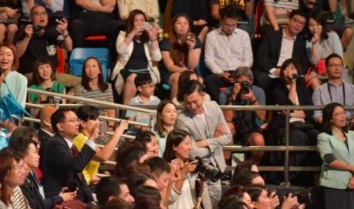 57歲劉德華和相識36年愛妻貼面同台，畢業禮秒變演唱會 