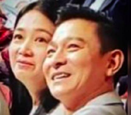 57歲劉德華和相識36年愛妻貼面同台，畢業禮秒變演唱會 
