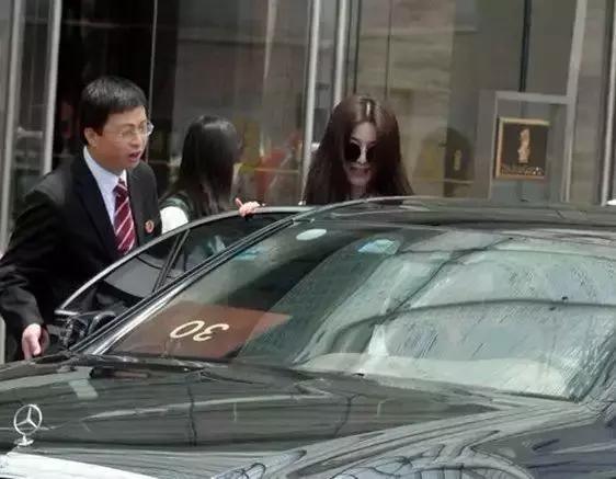 范冰冰有什麼豪車？最貴那台值8位數，普通人一輩子買不起！ 