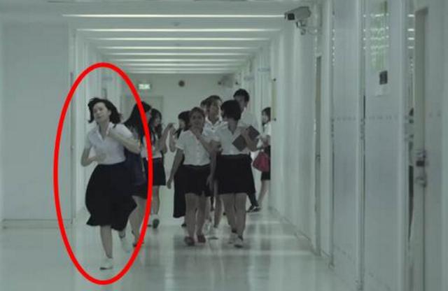 女學生「未婚先有」遭眾人指指點點！受盡委屈「獨立養大女兒」最後終於說出孩子的來歷...背後辛酸好催淚！ 