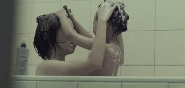 女學生「未婚先有」遭眾人指指點點！受盡委屈「獨立養大女兒」最後終於說出孩子的來歷...背後辛酸好催淚！ 