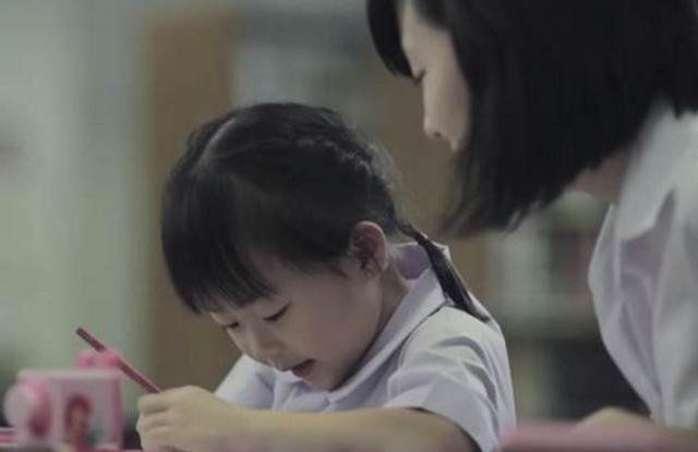 女學生「未婚先有」遭眾人指指點點！受盡委屈「獨立養大女兒」最後終於說出孩子的來歷...背後辛酸好催淚！ 