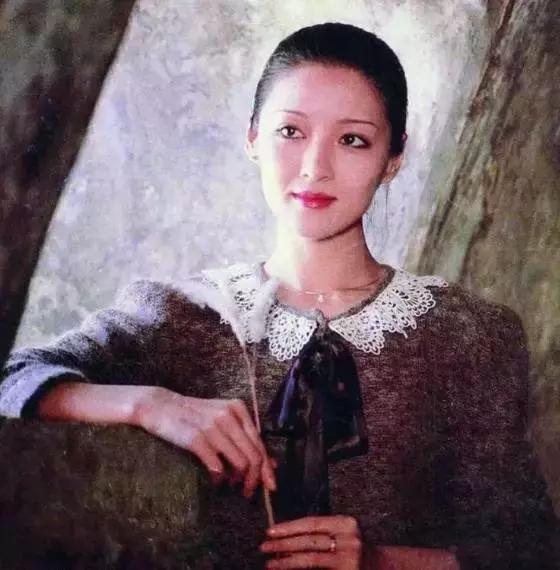 當年她美過林青霞，80年代片酬上百萬，卻慘遭渣男才子拋棄終身未嫁！最後竟甘心當「小三」未婚生女！她就是... 