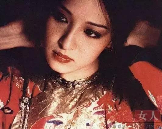 當年她美過林青霞，80年代片酬上百萬，卻慘遭渣男才子拋棄終身未嫁！最後竟甘心當「小三」未婚生女！她就是... 