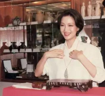 當年她美過林青霞，80年代片酬上百萬，卻慘遭渣男才子拋棄終身未嫁！最後竟甘心當「小三」未婚生女！她就是... 