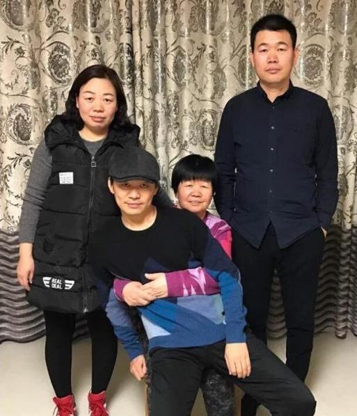 可能是沒怎麼看過的明星全家福，看到吳尊的哥哥我想戀愛了！ 