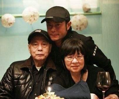 可能是沒怎麼看過的明星全家福，看到吳尊的哥哥我想戀愛了！ 