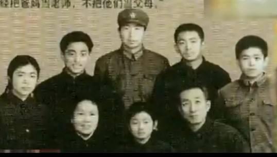 可能是沒怎麼看過的明星全家福，看到吳尊的哥哥我想戀愛了！ 