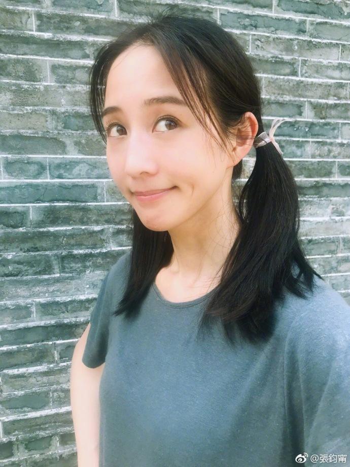 張鈞甯蹲下來的時候，攝影師，不錯拍得很走心！