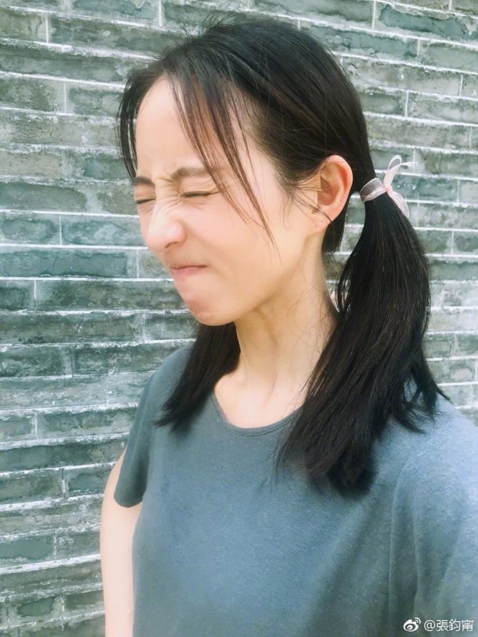 張鈞甯蹲下來的時候，攝影師，不錯拍得很走心！