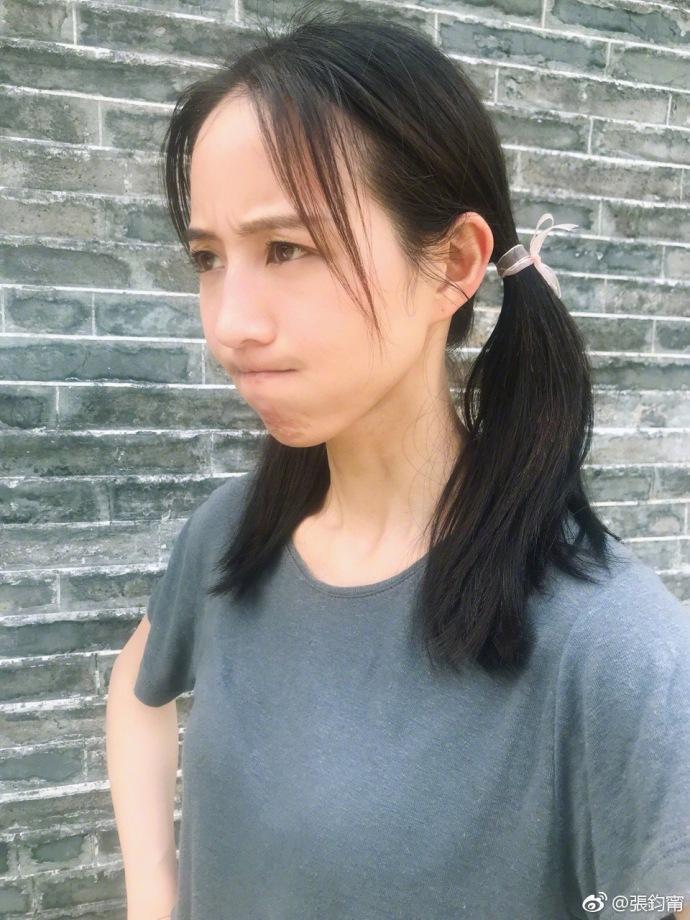 張鈞甯蹲下來的時候，攝影師，不錯拍得很走心！