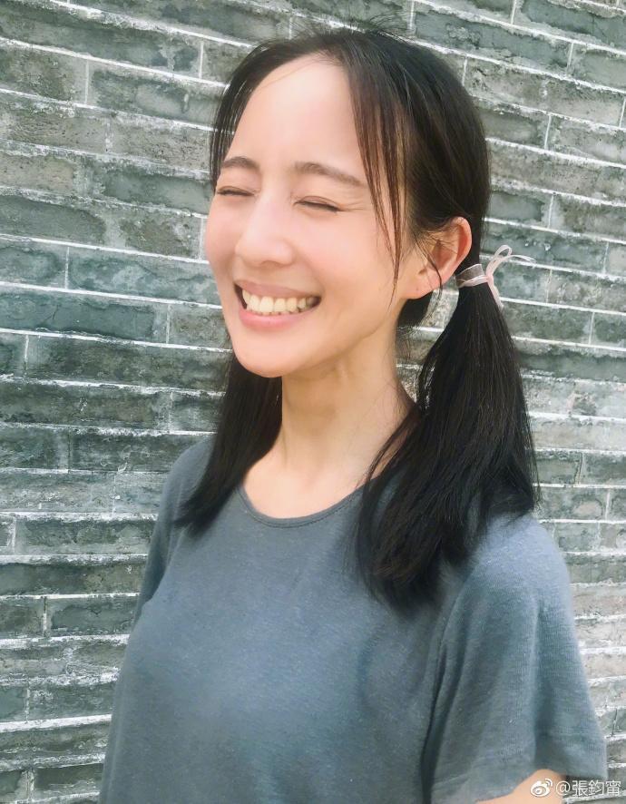 張鈞甯蹲下來的時候，攝影師，不錯拍得很走心！