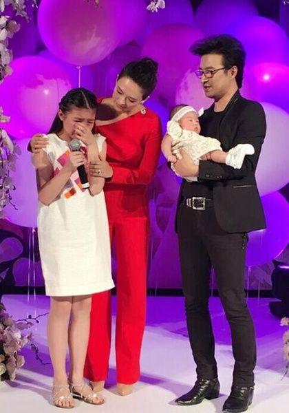 同樣是剛生了女兒，章子怡依舊又瘦又美，完全不像生過小孩！「她」卻胖成這模樣！連她老公都快要認不出來了！