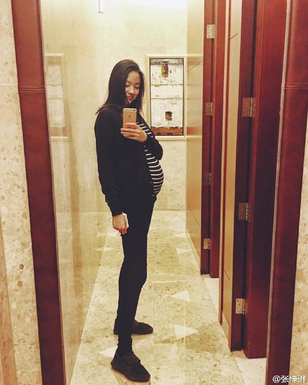 同樣是剛生了女兒，章子怡依舊又瘦又美，完全不像生過小孩！「她」卻胖成這模樣！連她老公都快要認不出來了！