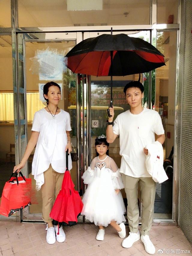 蔡少芬張晉和女兒臉貼臉同框，網友：娘娘「小腹微隆難道懷孕了」！