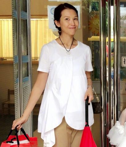 蔡少芬張晉和女兒臉貼臉同框，網友：娘娘「小腹微隆難道懷孕了」！