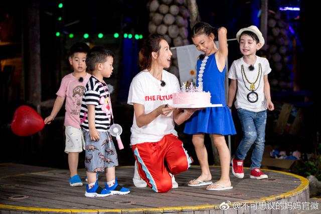 蔡少芬張晉和女兒臉貼臉同框，網友：娘娘「小腹微隆難道懷孕了」！