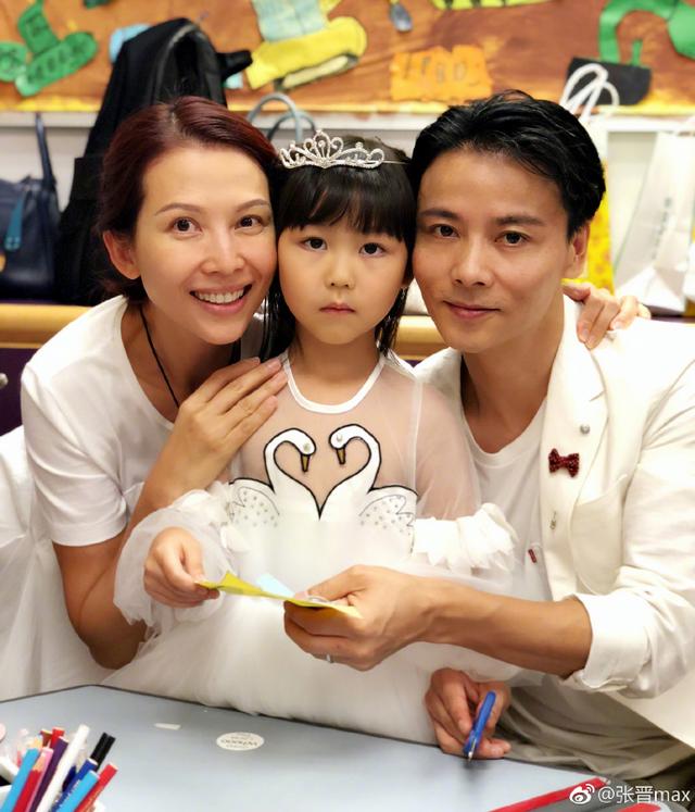 蔡少芬張晉和女兒臉貼臉同框，網友：娘娘「小腹微隆難道懷孕了」！