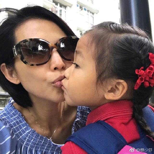 蔡少芬張晉和女兒臉貼臉同框，網友：娘娘「小腹微隆難道懷孕了」！