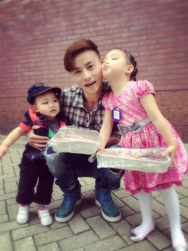 蔡少芬張晉和女兒臉貼臉同框，網友：娘娘「小腹微隆難道懷孕了」！