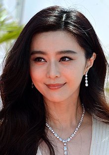 巴黎時裝周范冰冰黑色蕾絲禮服裙，誘惑可人