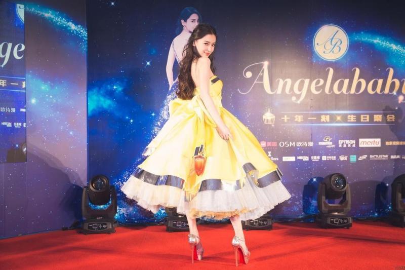 高跟鞋一個比一個高，歐陽娜娜穿磚頭，楊冪腳扭曲，最服還是她！ 