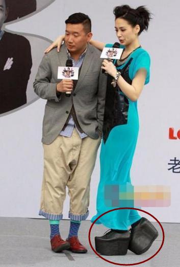 高跟鞋一個比一個高，歐陽娜娜穿磚頭，楊冪腳扭曲，最服還是她！ 