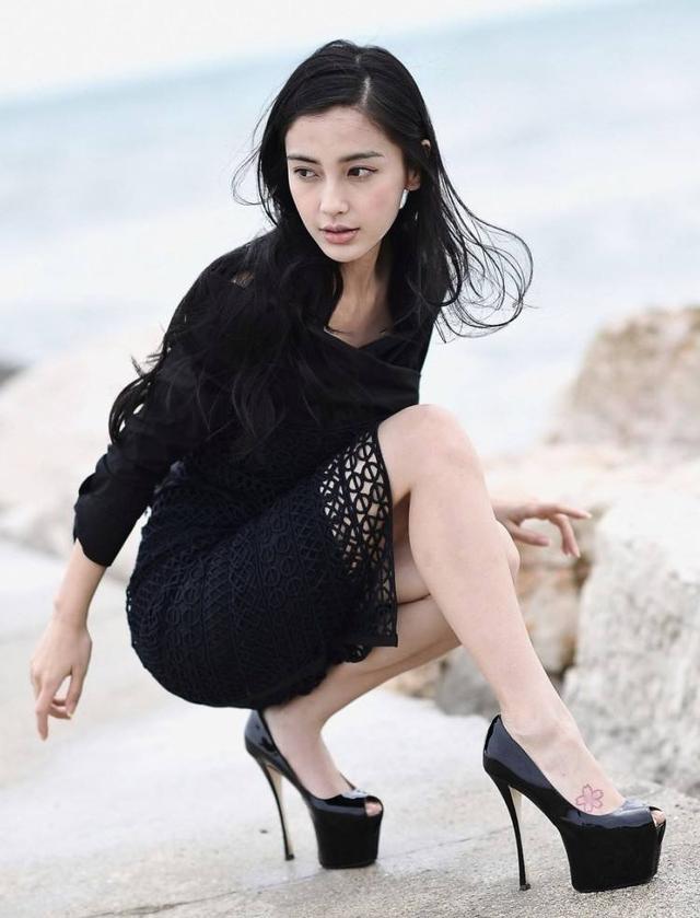 高跟鞋一個比一個高，歐陽娜娜穿磚頭，楊冪腳扭曲，最服還是她！ 