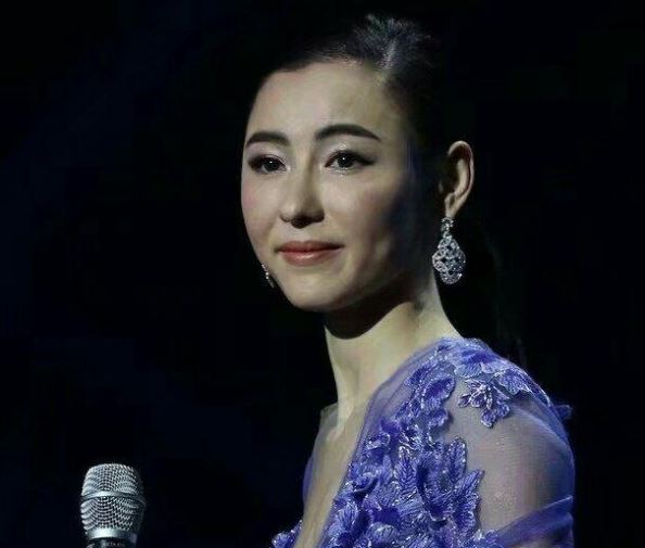 37歲張柏芝再暴瘦，手憔悴變形了，倆兒子近照，最後一張要哭了！ 