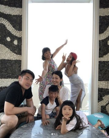 蔡依林曬與家人合照變黑美人比V賣萌少女感十足 