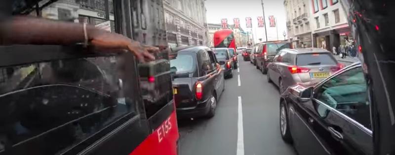 公車司機「突然伸手出車窗」機車騎士嚇了一大跳！但下一秒抬頭「瞬間被暖哭」忍不住擊拳致謝！ 