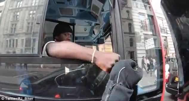 公車司機「突然伸手出車窗」機車騎士嚇了一大跳！但下一秒抬頭「瞬間被暖哭」忍不住擊拳致謝！ 