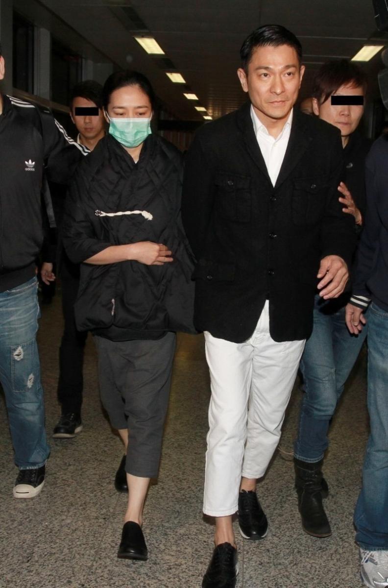 華仔現身女兒畢業典禮 老婆凸肚被指肯定 有了 