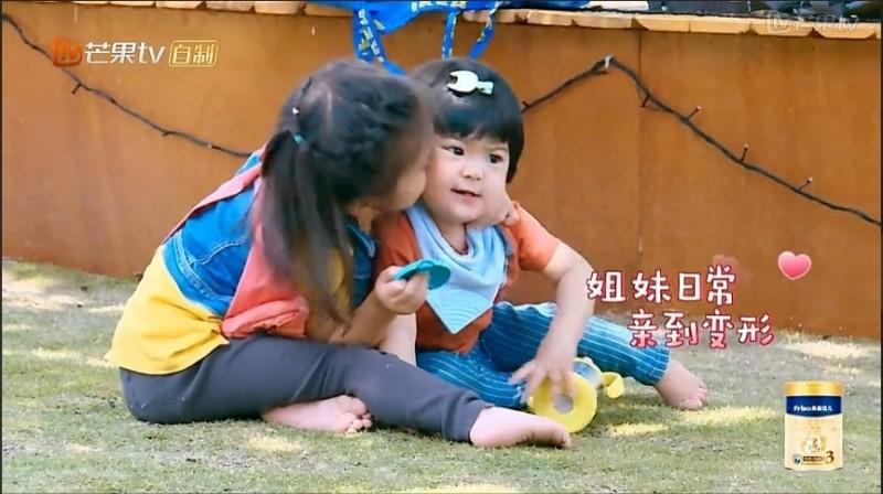 咘咘狂親「Bo妞」臉變形 網友疾呼寵妹狂魔請克制 