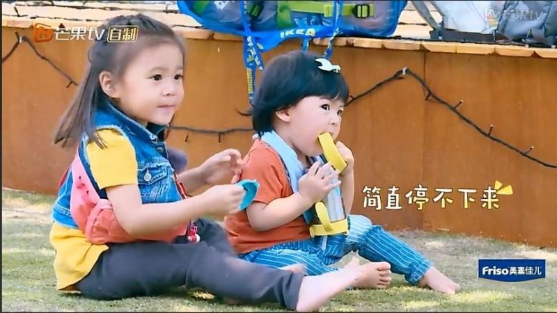 咘咘狂親「Bo妞」臉變形 網友疾呼寵妹狂魔請克制 