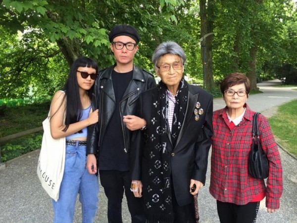 咘咘狂親「Bo妞」臉變形 網友疾呼寵妹狂魔請克制 