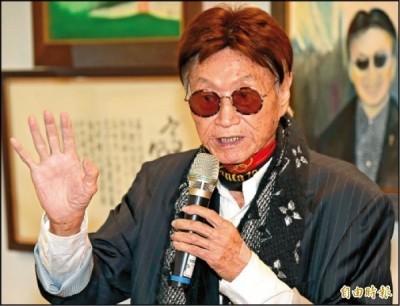 咘咘狂親「Bo妞」臉變形 網友疾呼寵妹狂魔請克制 