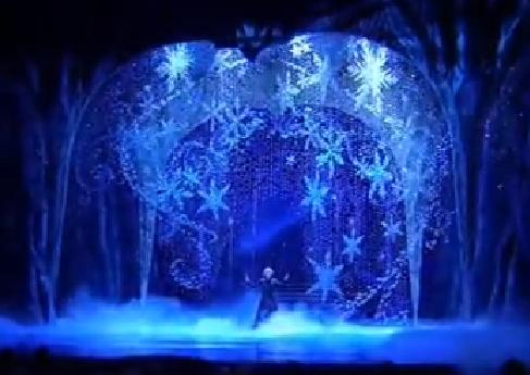 《冰雪奇緣》舞台劇「100%神還原」特效有夠強　艾莎女王最後「1秒換裝」驚豔全場   