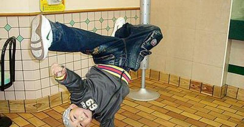 9歲被周傑倫帶上春晚，為了成名，家人賣掉房子，如今成了非主流 ! 